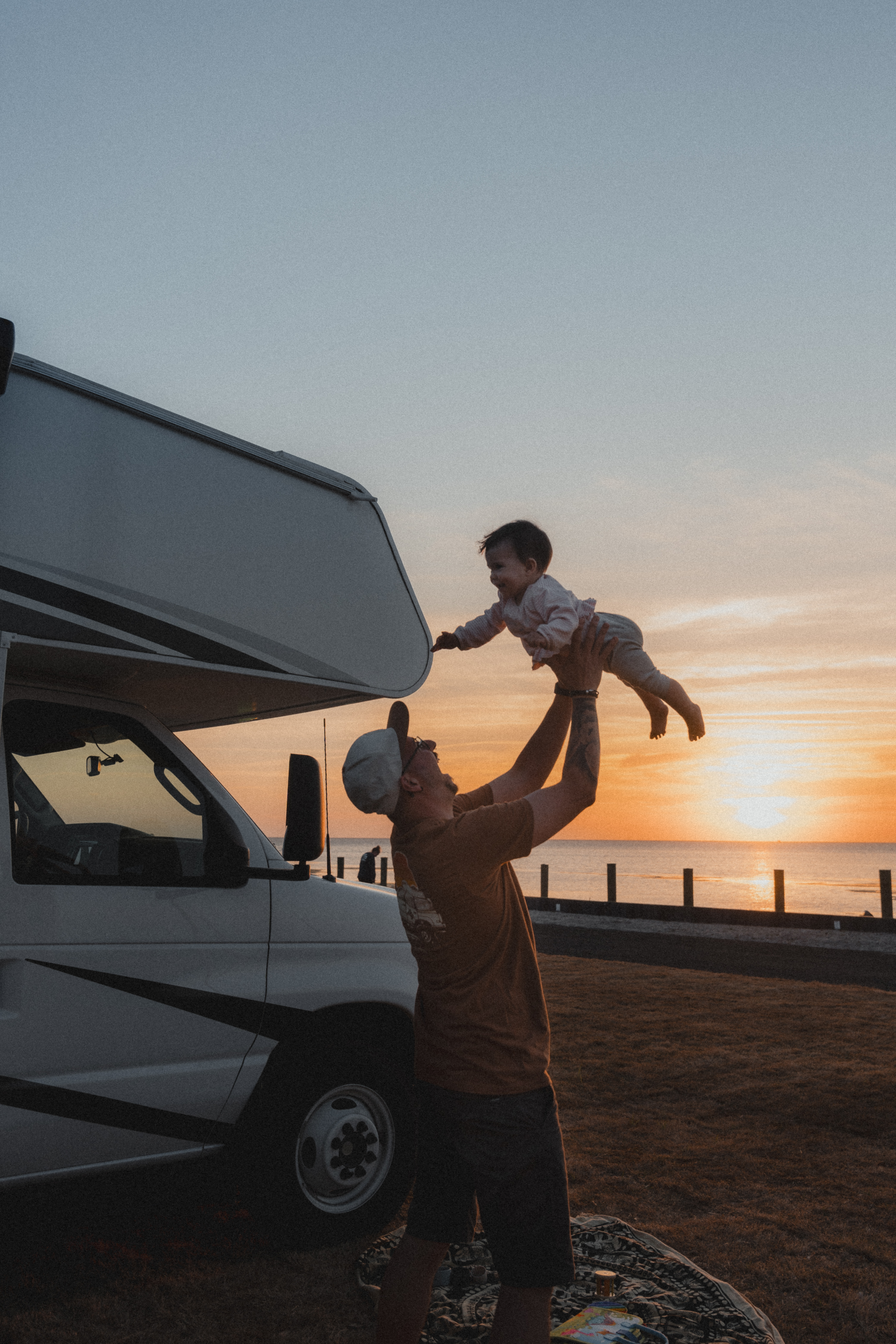 Vater spielt mit Kind auf dem Campingplatz