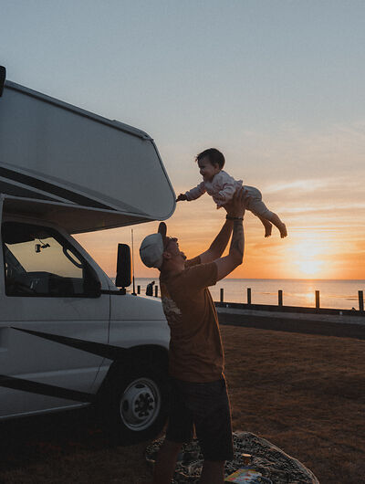 Vater spielt mit Kind auf dem Campingplatz