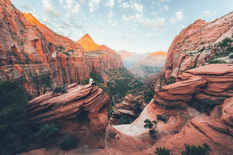 Mann zwischen roten Canyons in einem der Nationalparks im Westen der USA