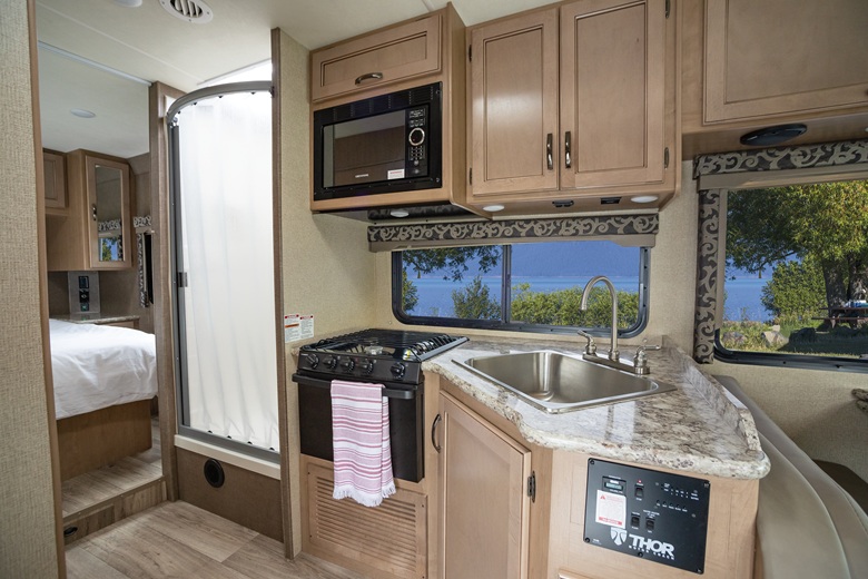 Küche und Blick ins Schlafzimmer im Wohnmobil El Monte C28