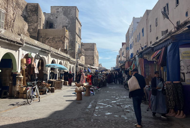 Straat met markt in Marrakesh