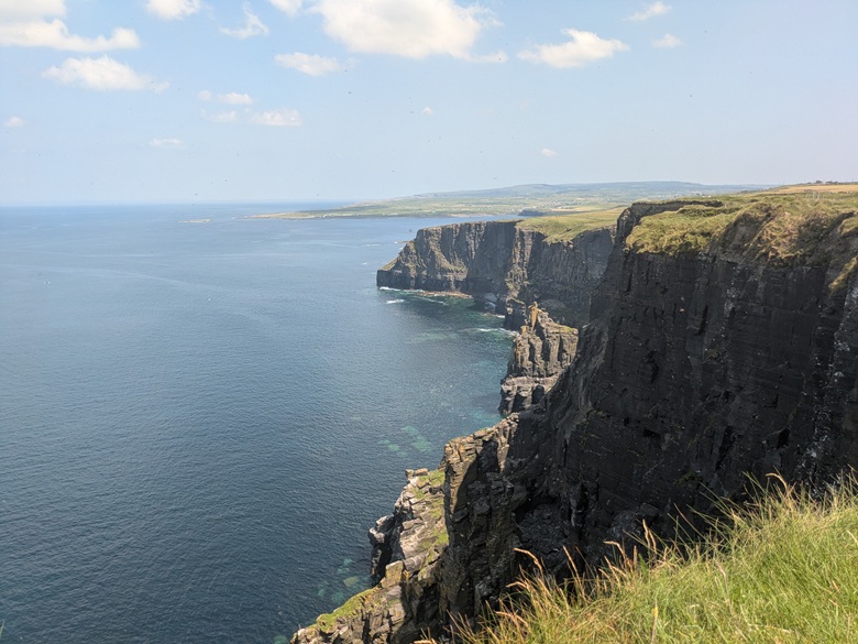 Blick vom Cliff Walk auf die Cliffs of Moher in Irland