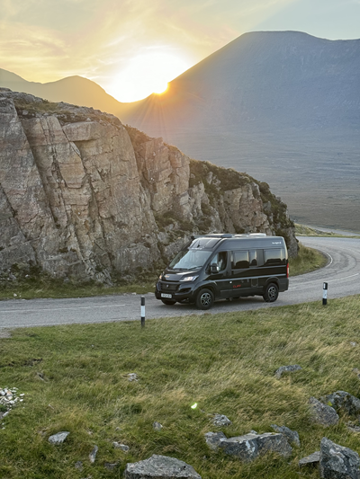 Schwarzer Kastenwagen in den schottischen Highlands