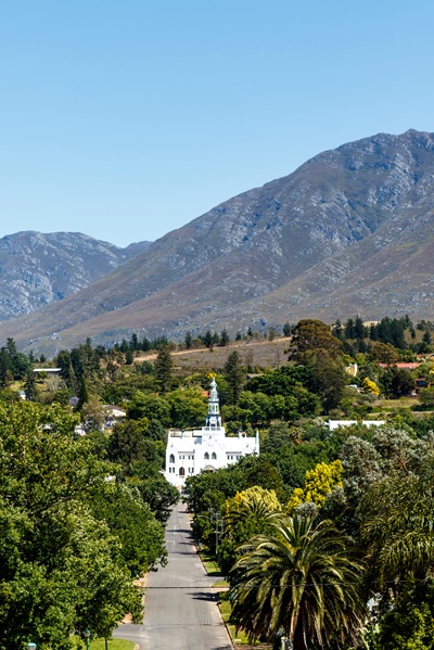 Weiße Kirche im historischen Zentrum von Swellendam