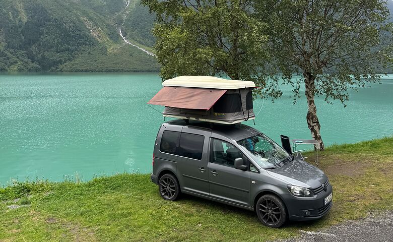 Camper mit Dachzelt an einem Fjord in Norwegen