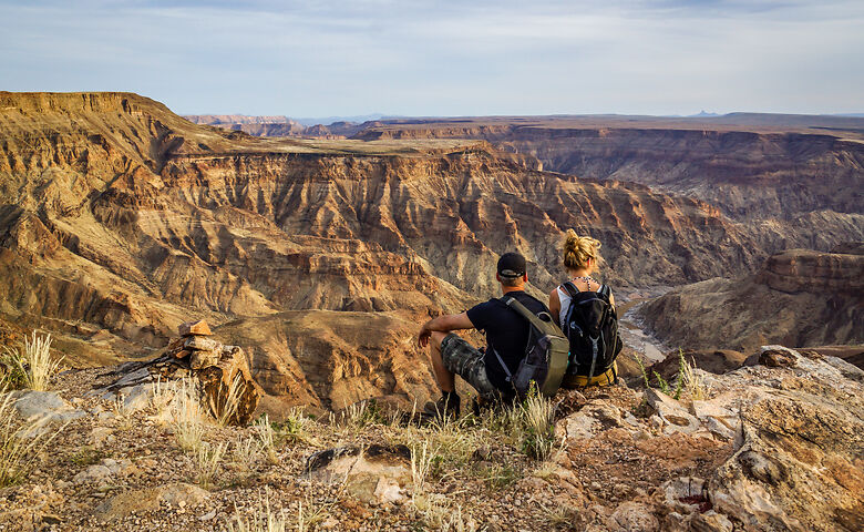 Zwei Personen schauen in die Schlucht des Fish River Canyons in Namibia