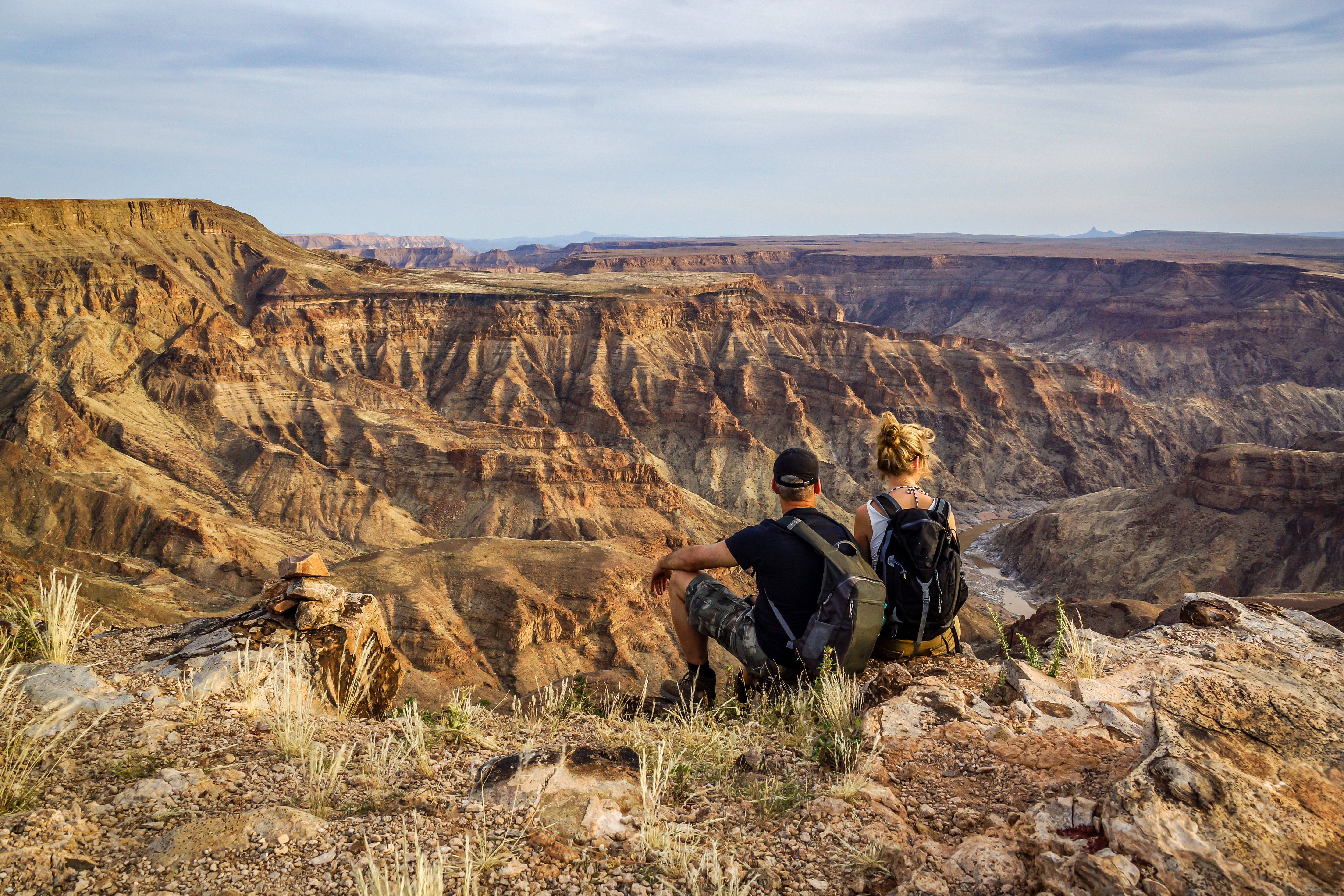 Zwei Personen schauen in die Schlucht des Fish River Canyons in Namibia 
