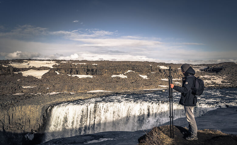 Man staat bij de Dettifoss in IJsland