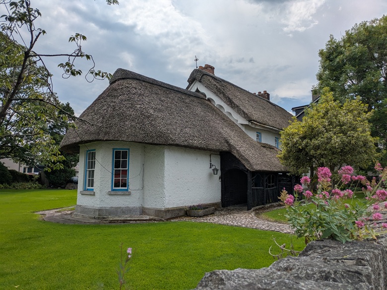 Strohgedecktes Cottage im Dorf Ardare in Irland