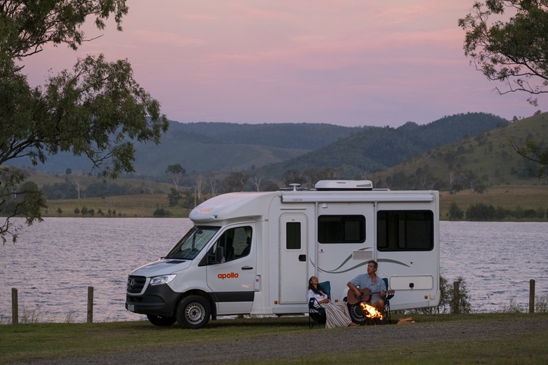 Apollo Euro Quest an einem Fjord bei Sonnenuntergang