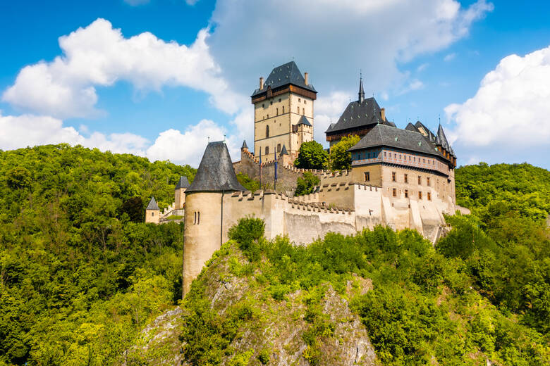 Burg Karlstein auf einem Felsen in Tschechien