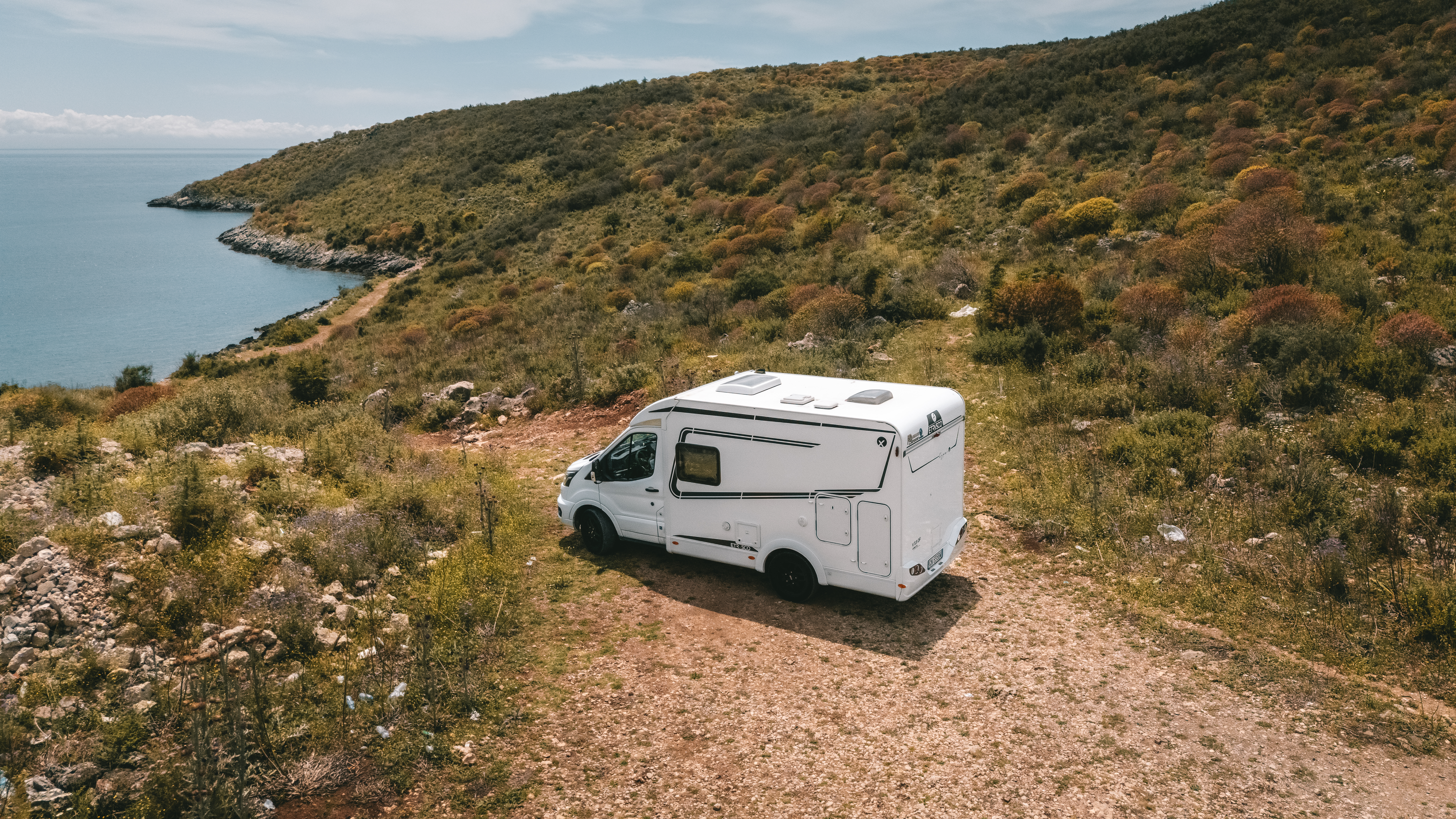 Wohnmobil an der Küste von Italien