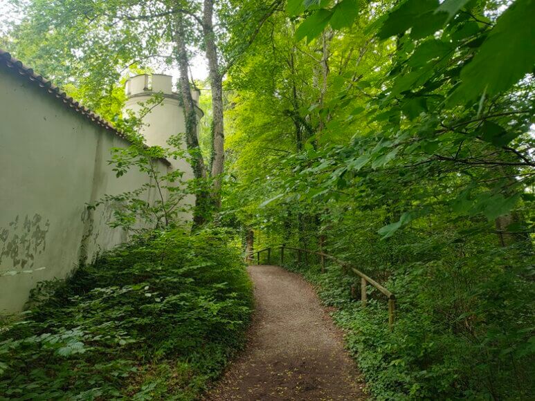 Waldweg und Klostermauern in Bayern