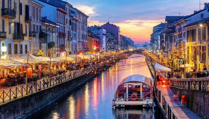 Canal Naviglio Grande en Milán, Italia