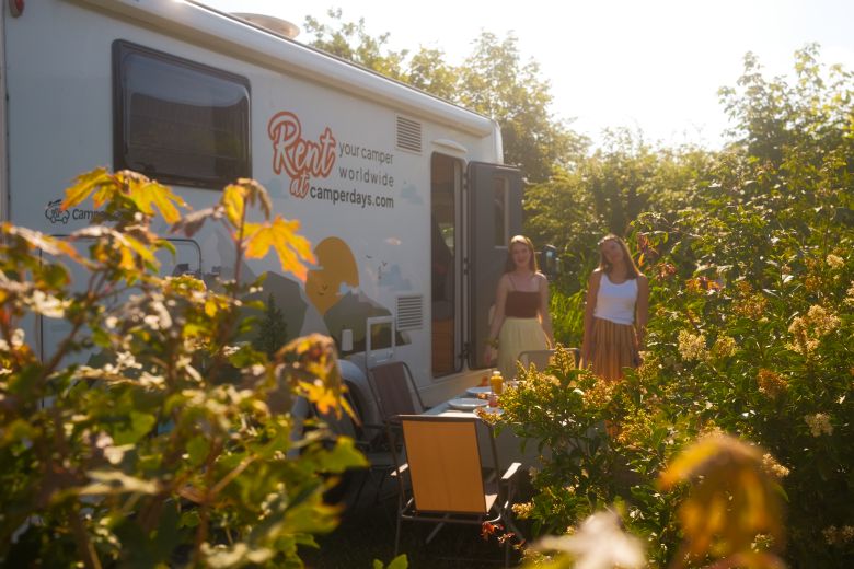 Zwei Frauen campen in der Natur 