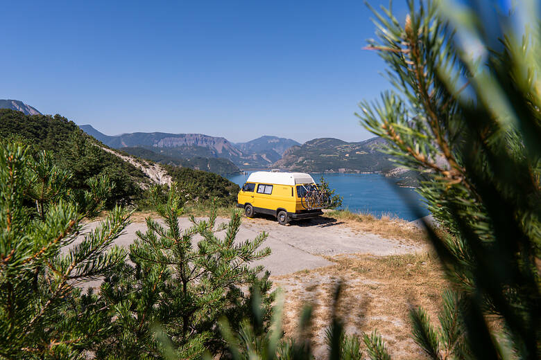 Gelber Camper steht an der Küste von Italien