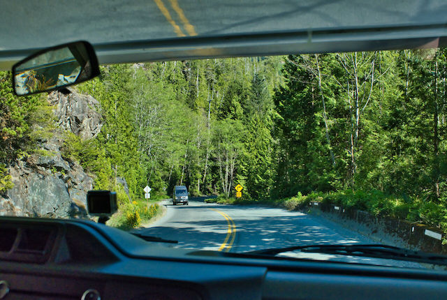 Leśna droga zrobiona z kampera w Ucluelet i Tofino, w pobliżu Cox Bay, Vancouver Island, BC, Kanada.