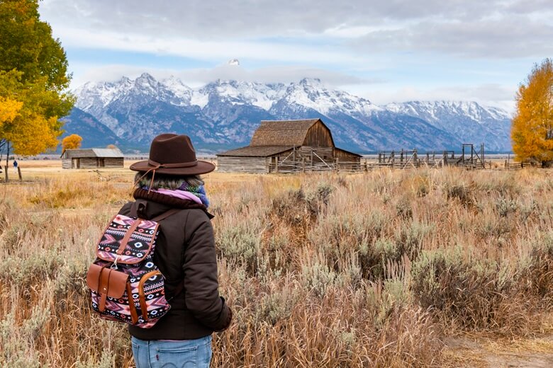 Frau mit Rucksack in den Rocky Mountains in den USA