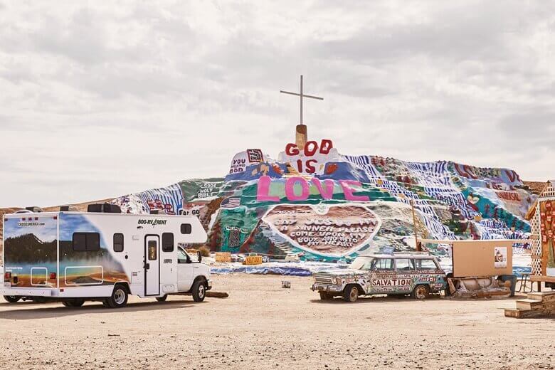Wohnmobile vor dem bunten Salvation Mountain in den USA