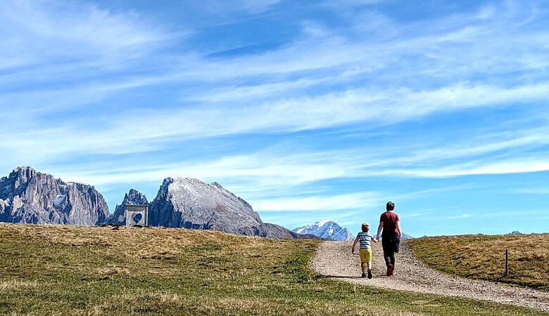 Frau und Kind machen Aktivurlaub in Südtirol