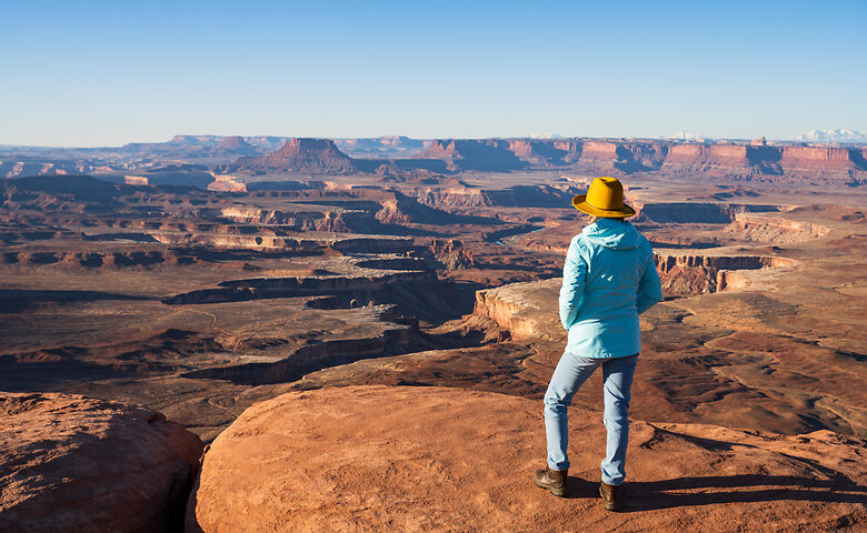 Frau blickt auf Canyons in Utah