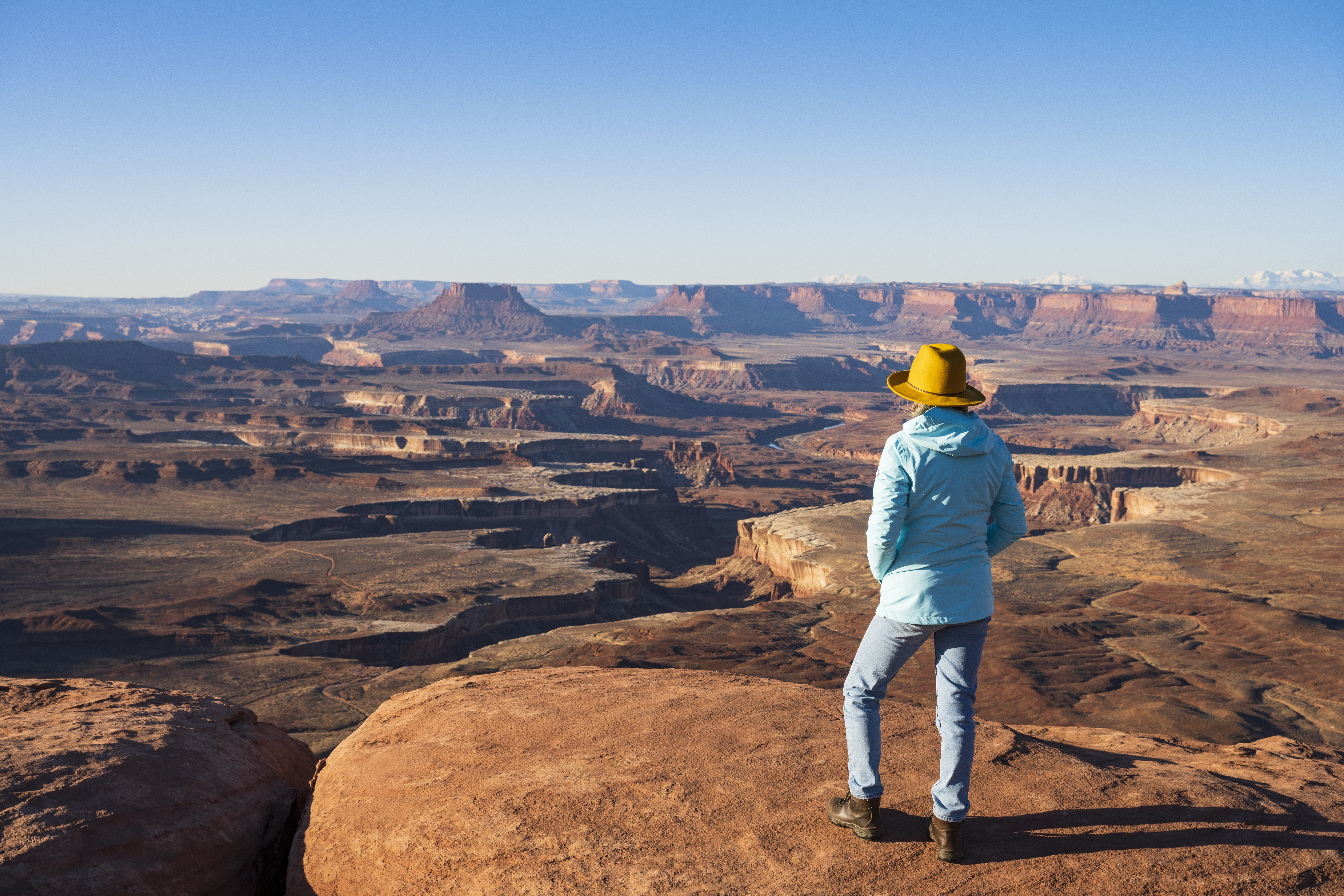 Frau blickt auf Canyons in Utah
