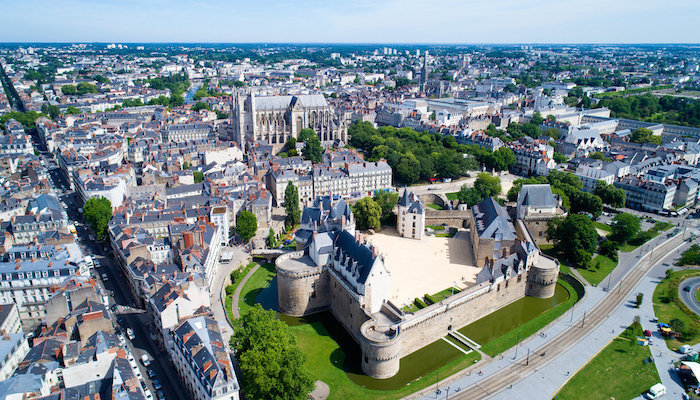 El centro histórico de Nantes y el Castillo de los Duques de Bretaña en Loira Atlántico, Francia