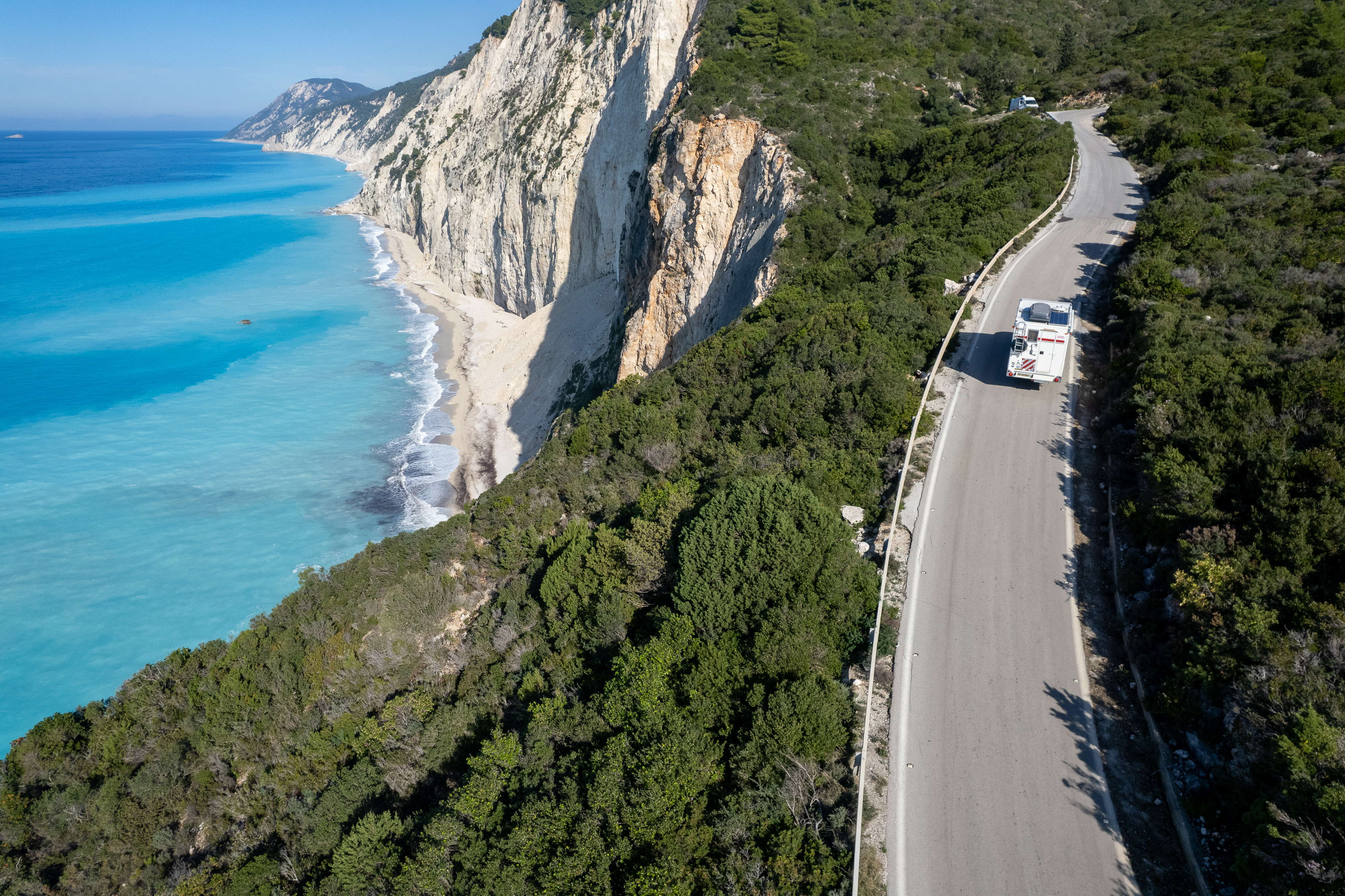 Wohnmobil auf einer Küstenstraße in Griechenland 