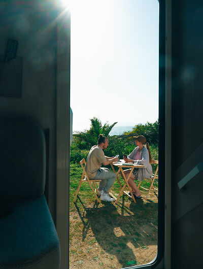 Paar campt in Italien in der Natur