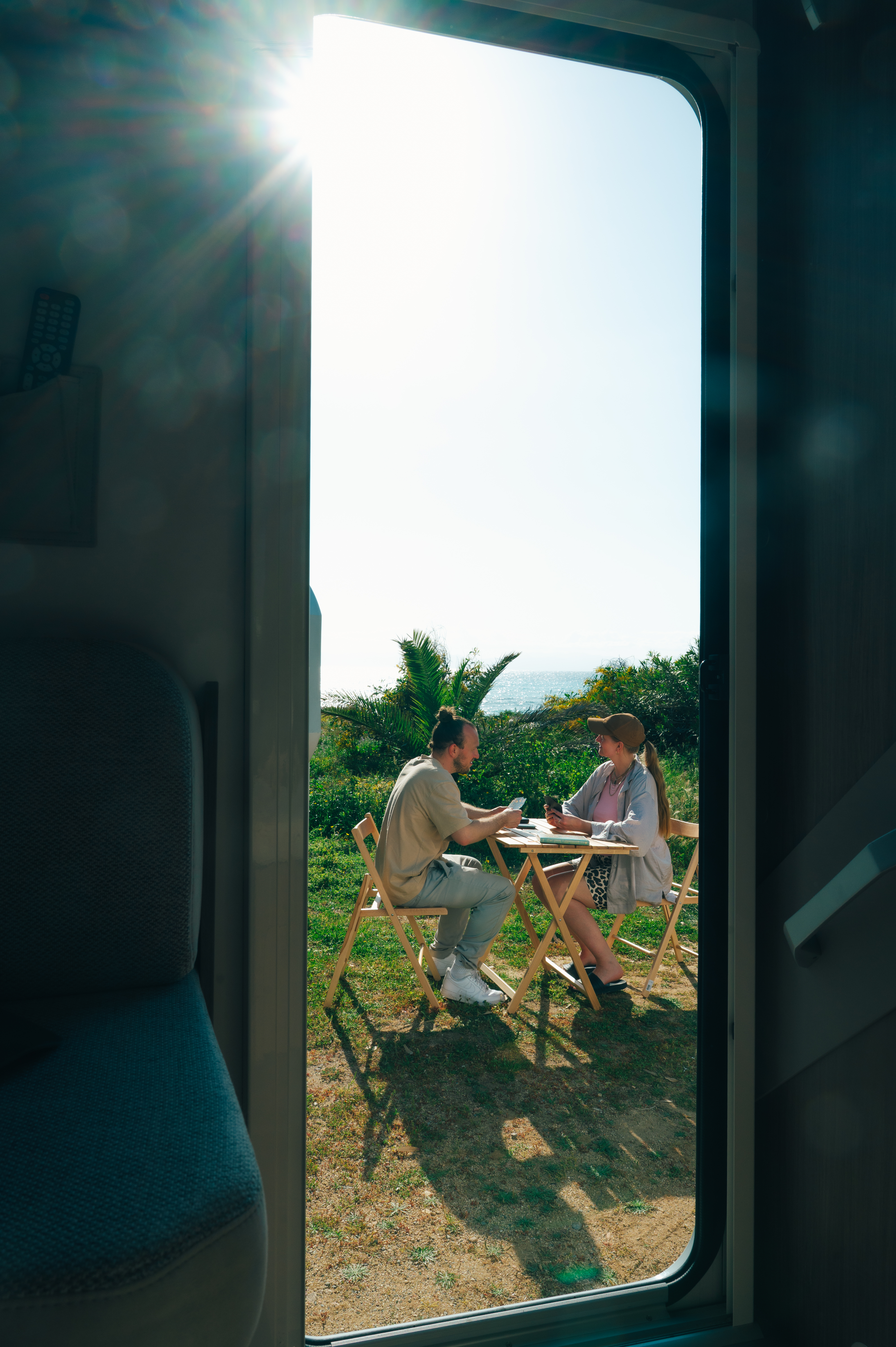 Paar campt in Italien in der Natur