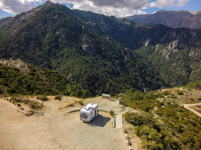 Wohnmobil in den Bergen auf Korsika