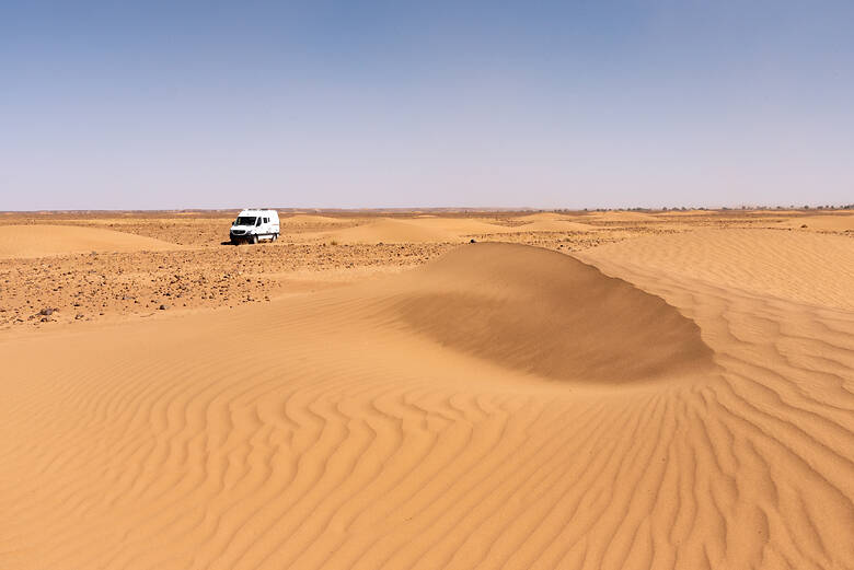 Camper in der Wüste in Marokko