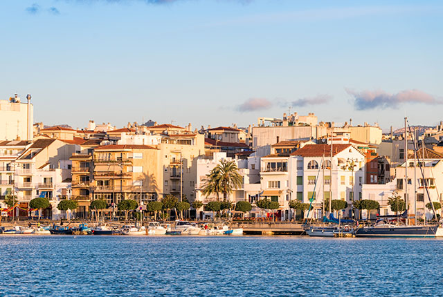 Vista del puerto y museu d'Hist'ria de Cambrils - Torre del Port