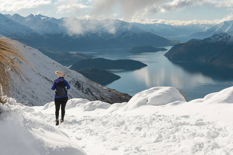 Frau in den Schneebergen in Neuseeland