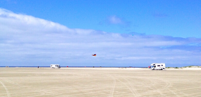 Wohnmobile auf einem Strand in Dänemark