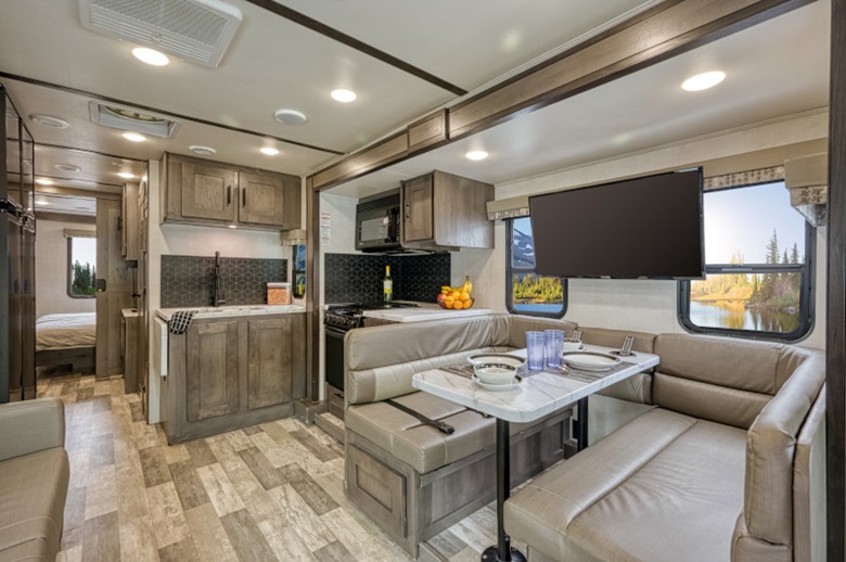 Glamping-Einrichtung in Wohnmobil mit Fernseher und Küche