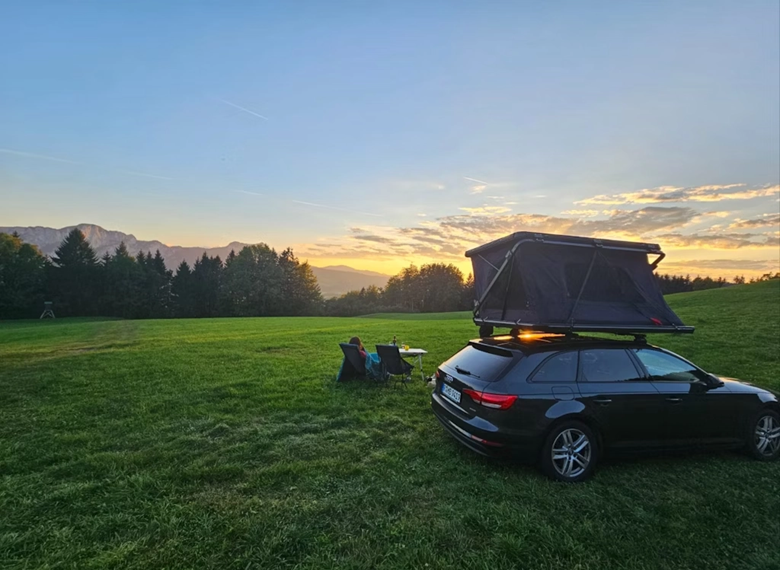 Sonnenuntergang über einem Campingplatz in der Natur