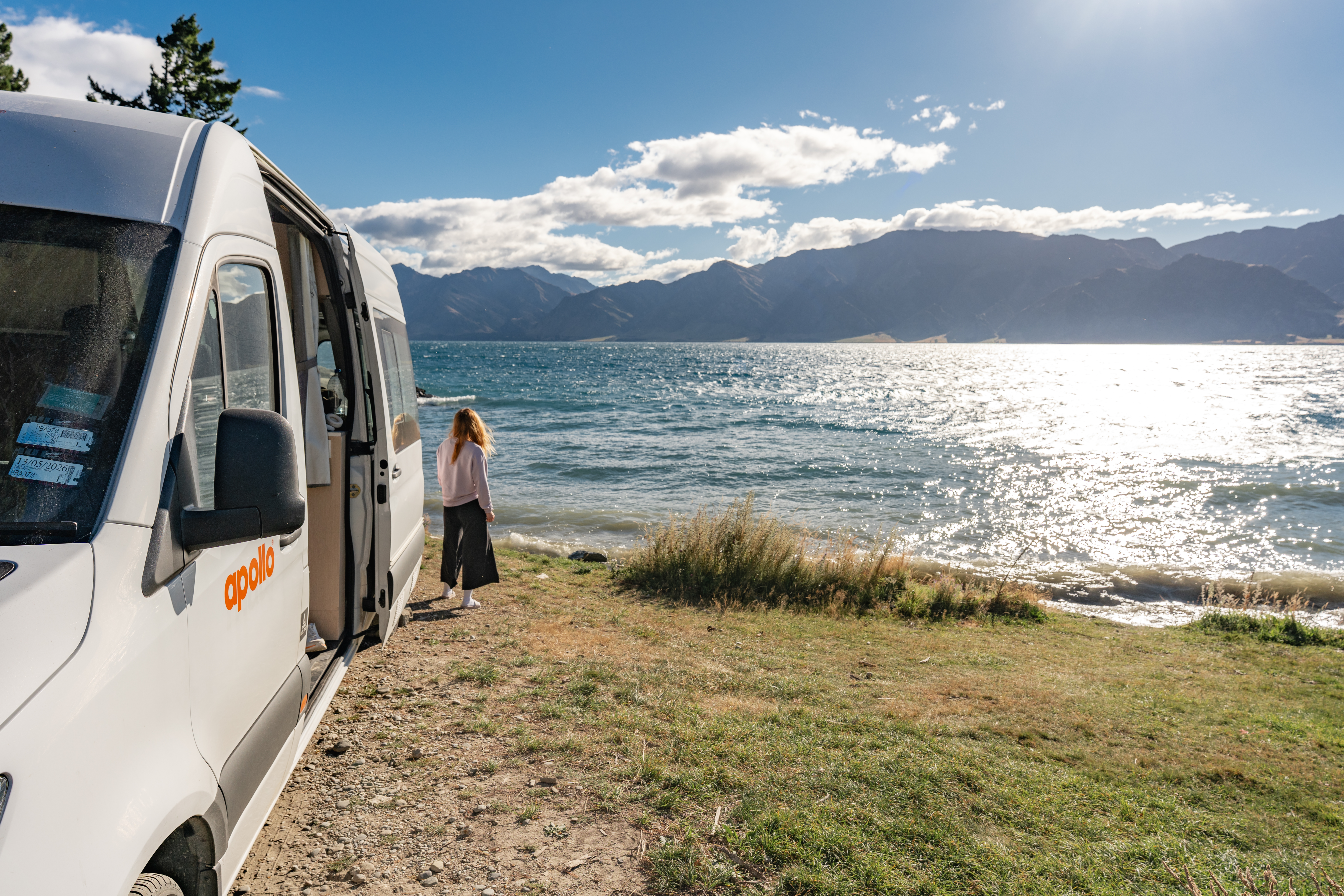 Berglandschaft und Camper an einem See in Neuseeland 