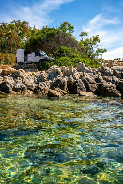 Camper auf Sardinien direkt am Wasser