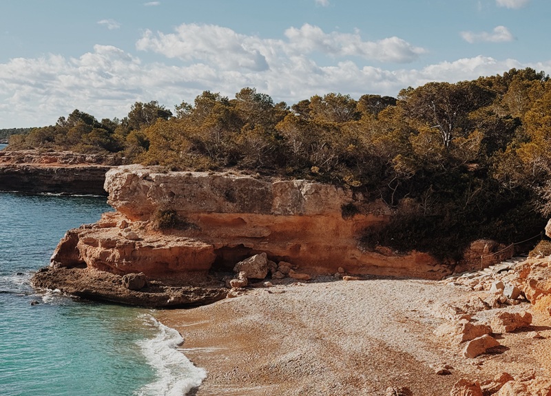Uitzicht op de baaien van Cala Llorell in Tossa de Mar, aan de Costa Brava, Catalonië, Spanje