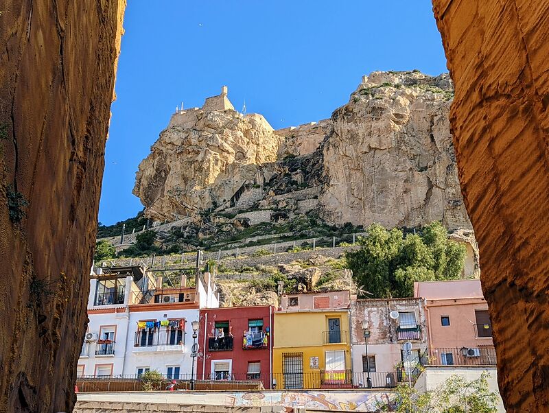 Blick auf Altstadthäuser und Burg in Alicante