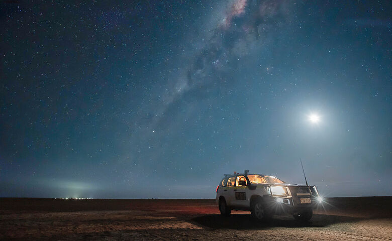 Camper unter dem Sternenhimmel im australischen Outback