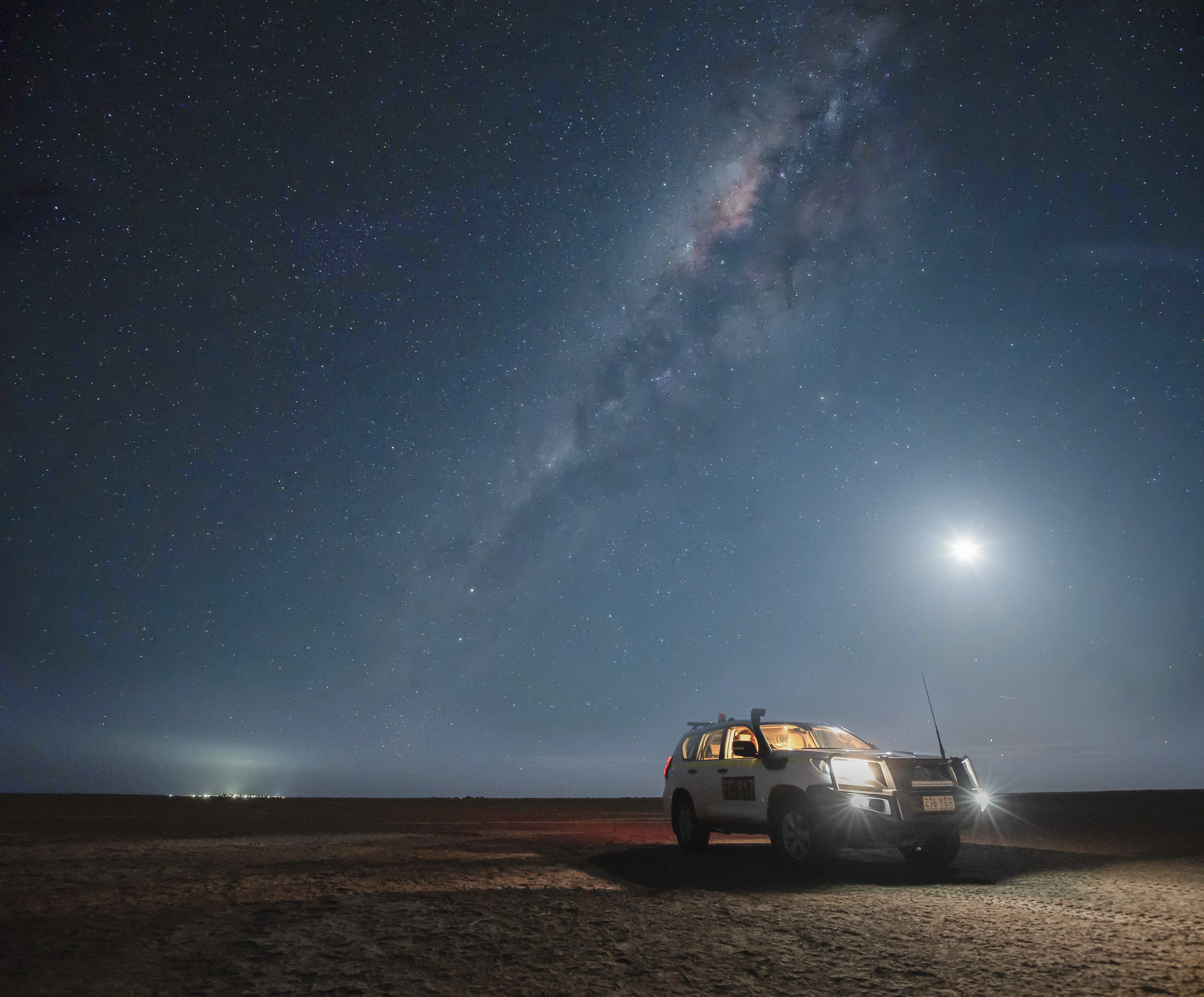 Camper unter dem Sternenhimmel im australischen Outback
