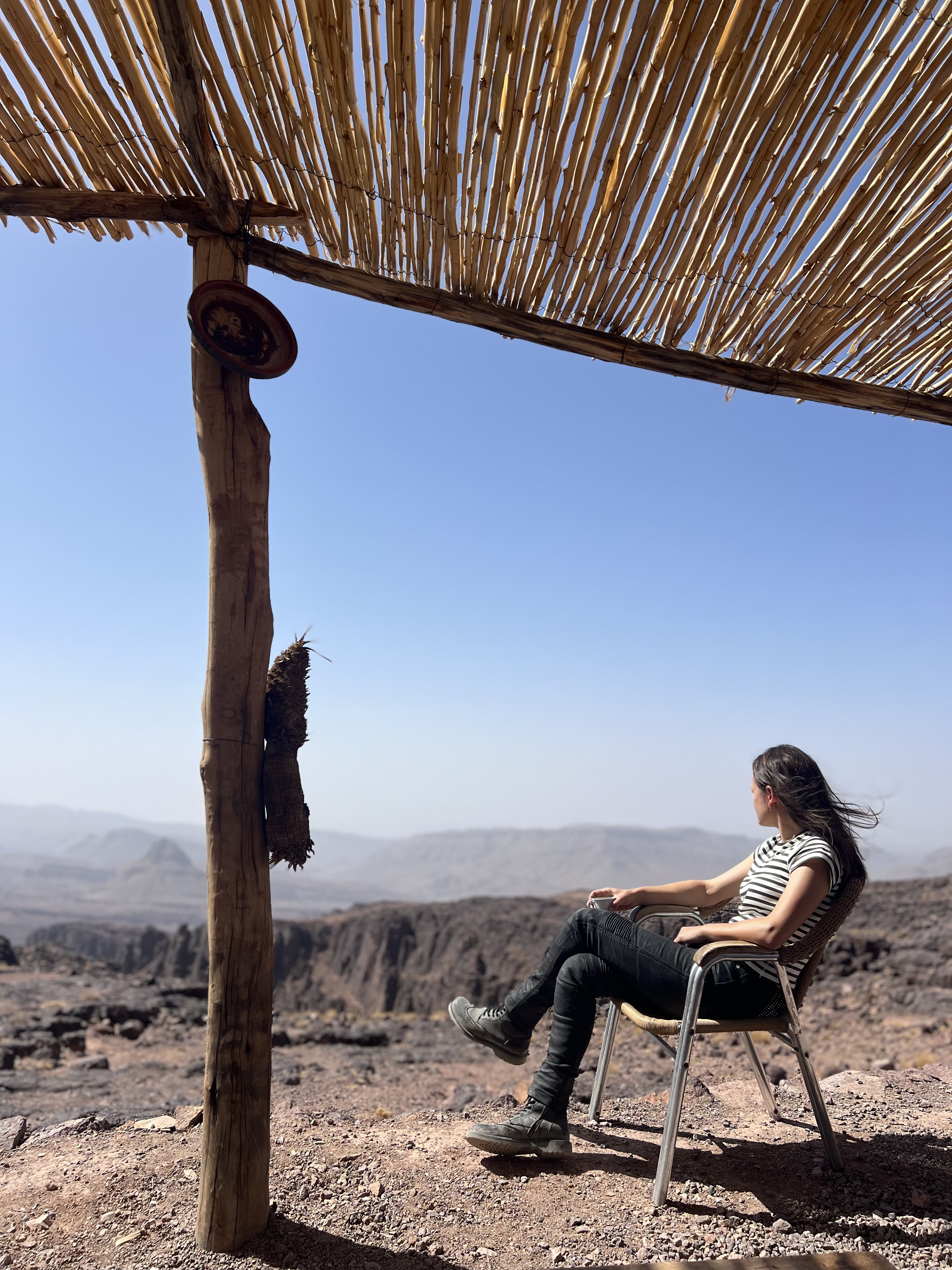 Frau auf einem Campingplatz in Marokko