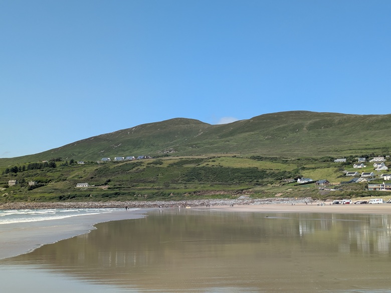 Wohnmobile in Irland an einem langen Sandstrand