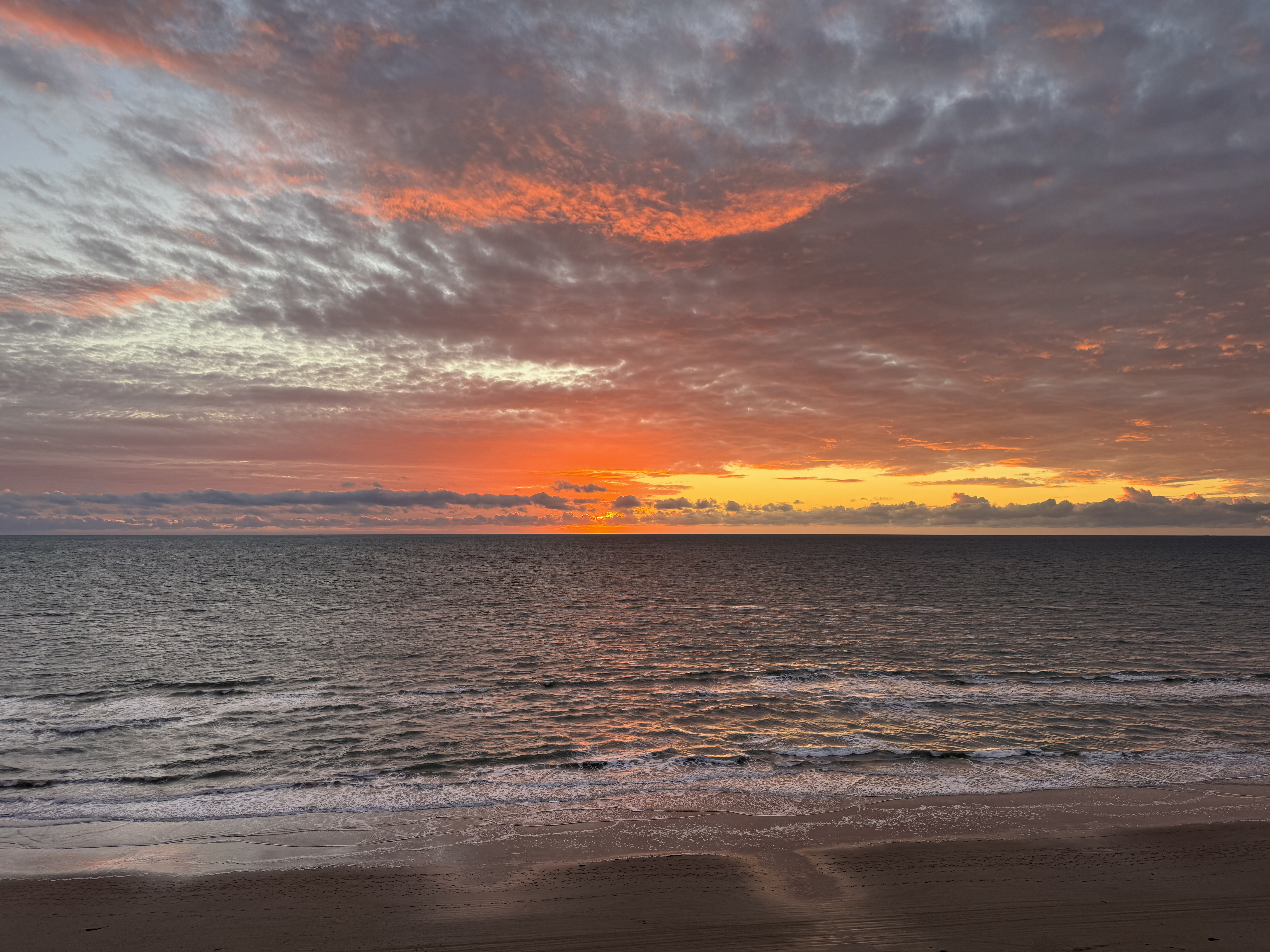 Sonnenuntergang an einem Strand in Dänemark