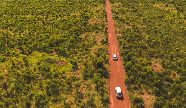 Zwei Caper fahren durch das Outback in Nordaustralien