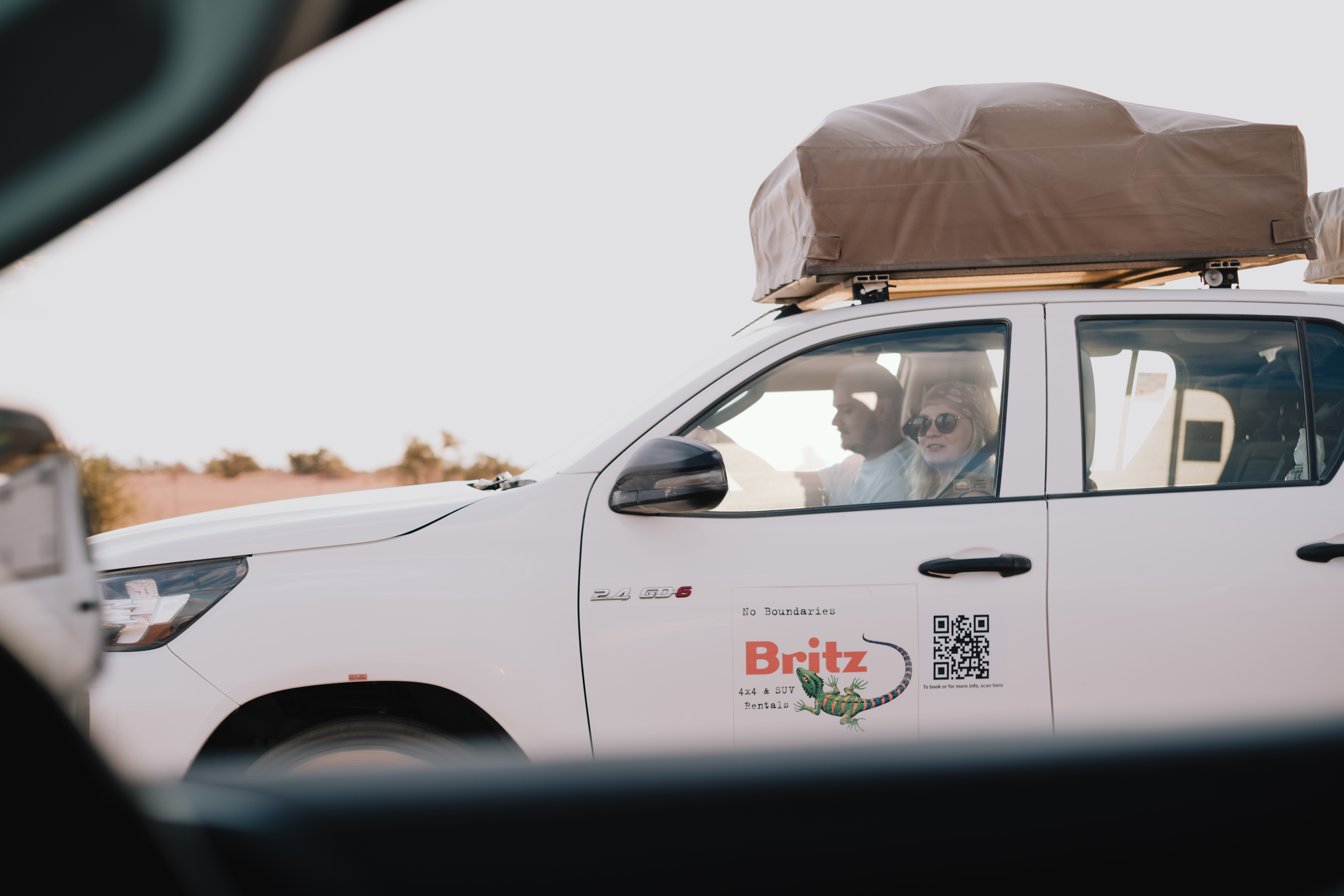 Zwei Freunde im Camper in Namibia