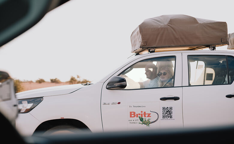 Twee vrienden in een camper in Namibië.