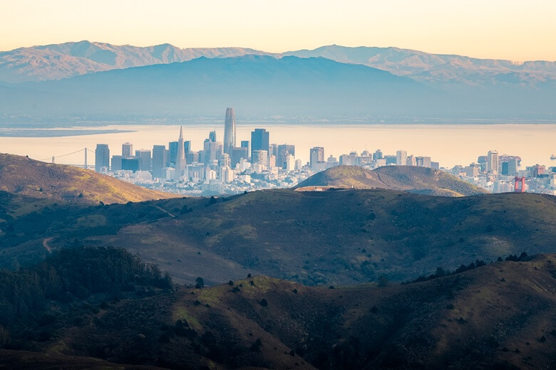 Blick von einem Hügel auf die Stadt San Francisco